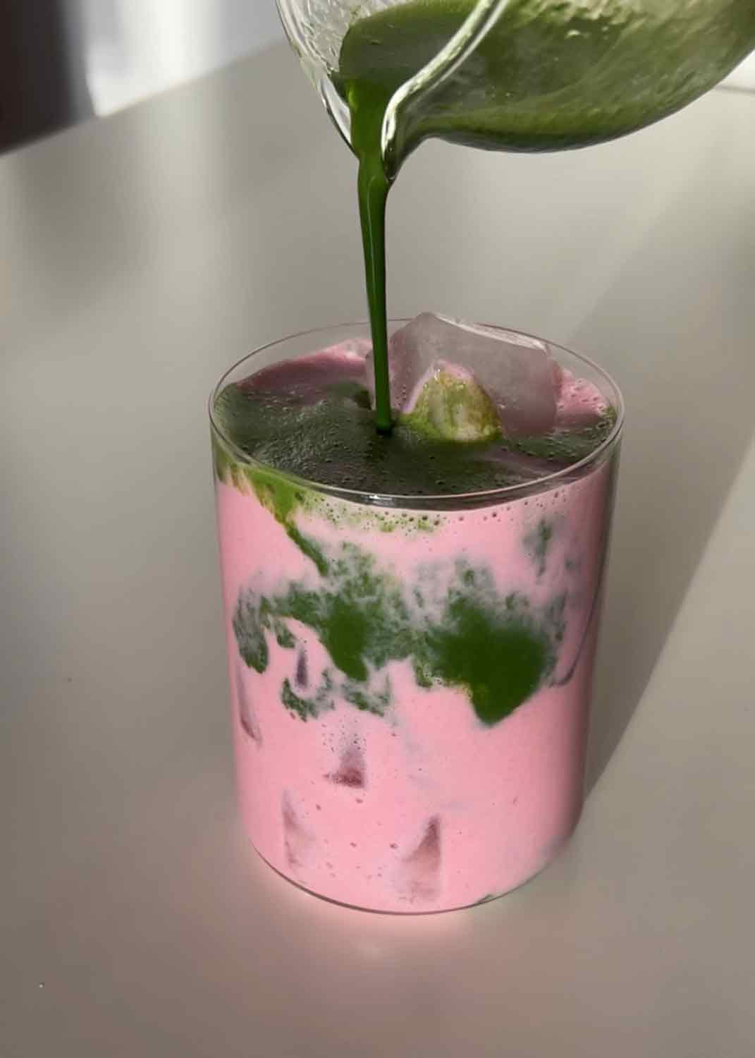 Iced Matcha mit selbstgemachter Erdbeermilch