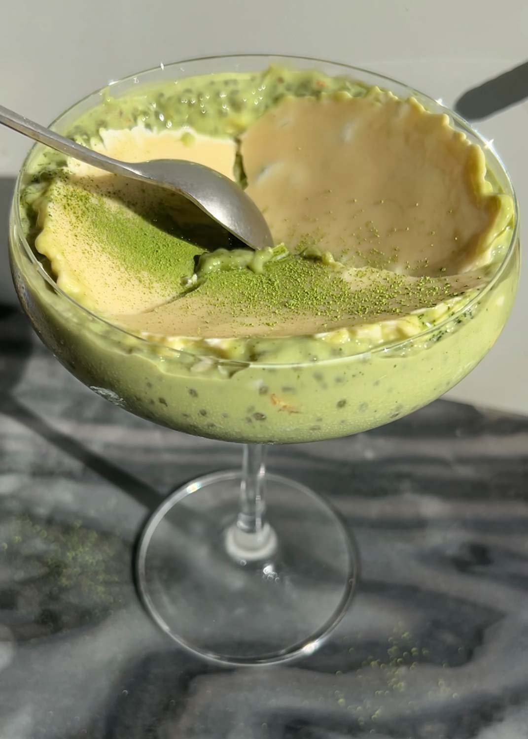 Matcha Chia Pudding mit weißer Schokolade