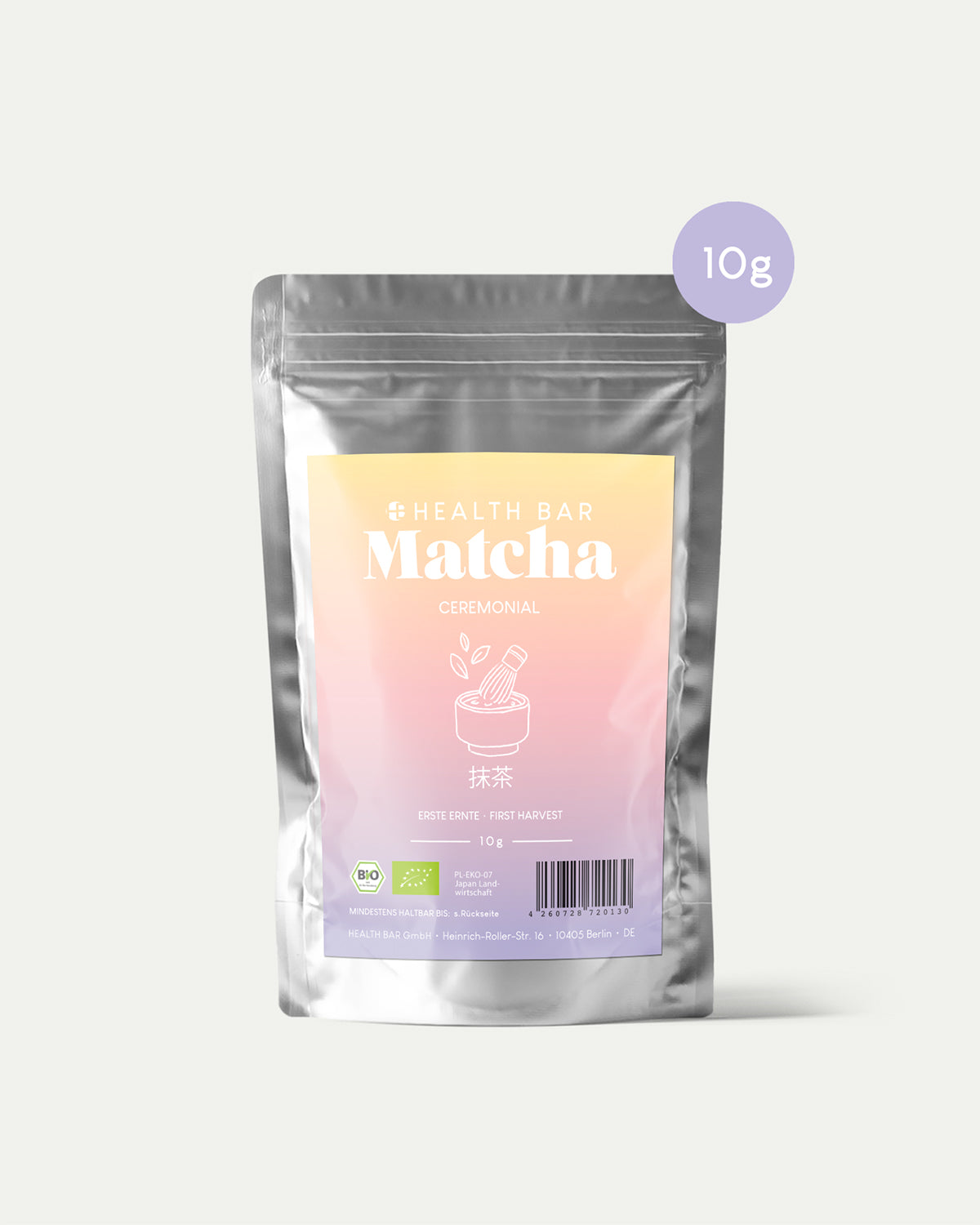 Bio Matcha Pulver 10 g Ceremonial von Health Bar im silbernen, luftdichten Beutel mit pastellfarbenem rosa lila Etikett und 10 g Hinweis vor hellem Hintergrund