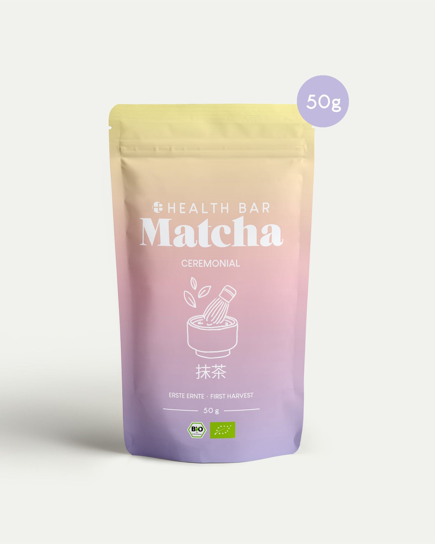 Bio Matcha Pulver 50 g Ceremonial von Health Bar im wiederverschließbaren, luftdichten Beutel mit pastellfarbenem Verlauf in Rosa, Gelb und Lila sowie 50g Hinweis, freigestellt vor hellem Hintergrund
