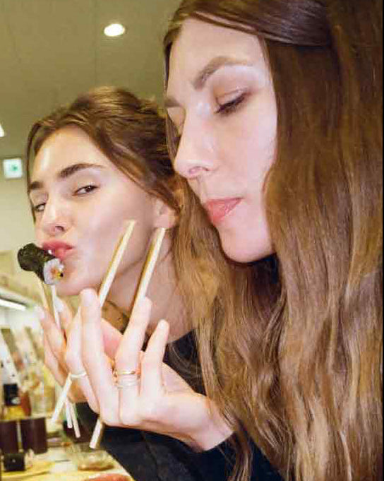 Nancy und Steffi beim Sushi-Essen in Japan