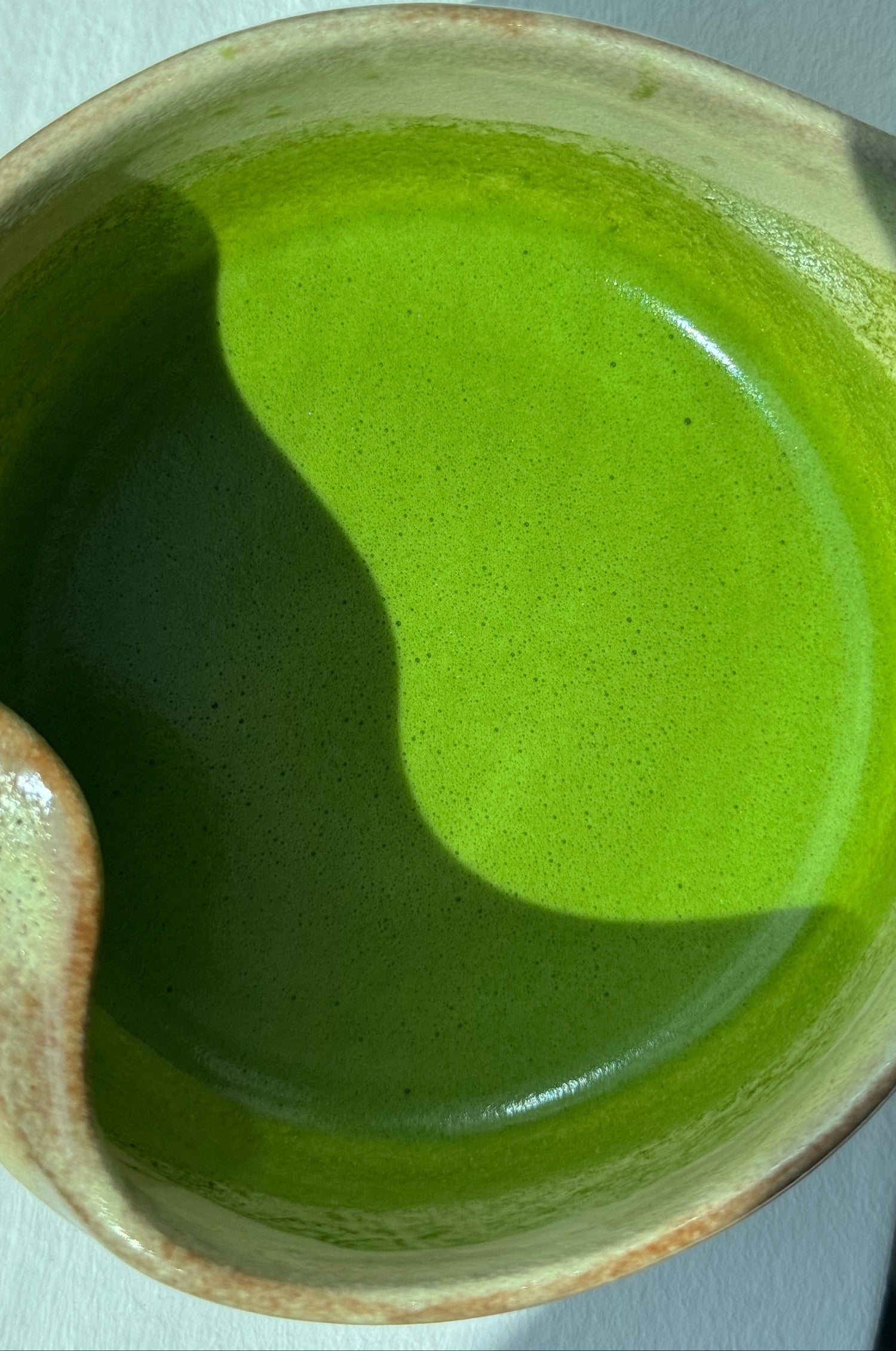 Cremig aufgeschlagener Bio Okumidori Matcha mit feinem, samtigem Microfoam in leuchtend grüner Farbe.