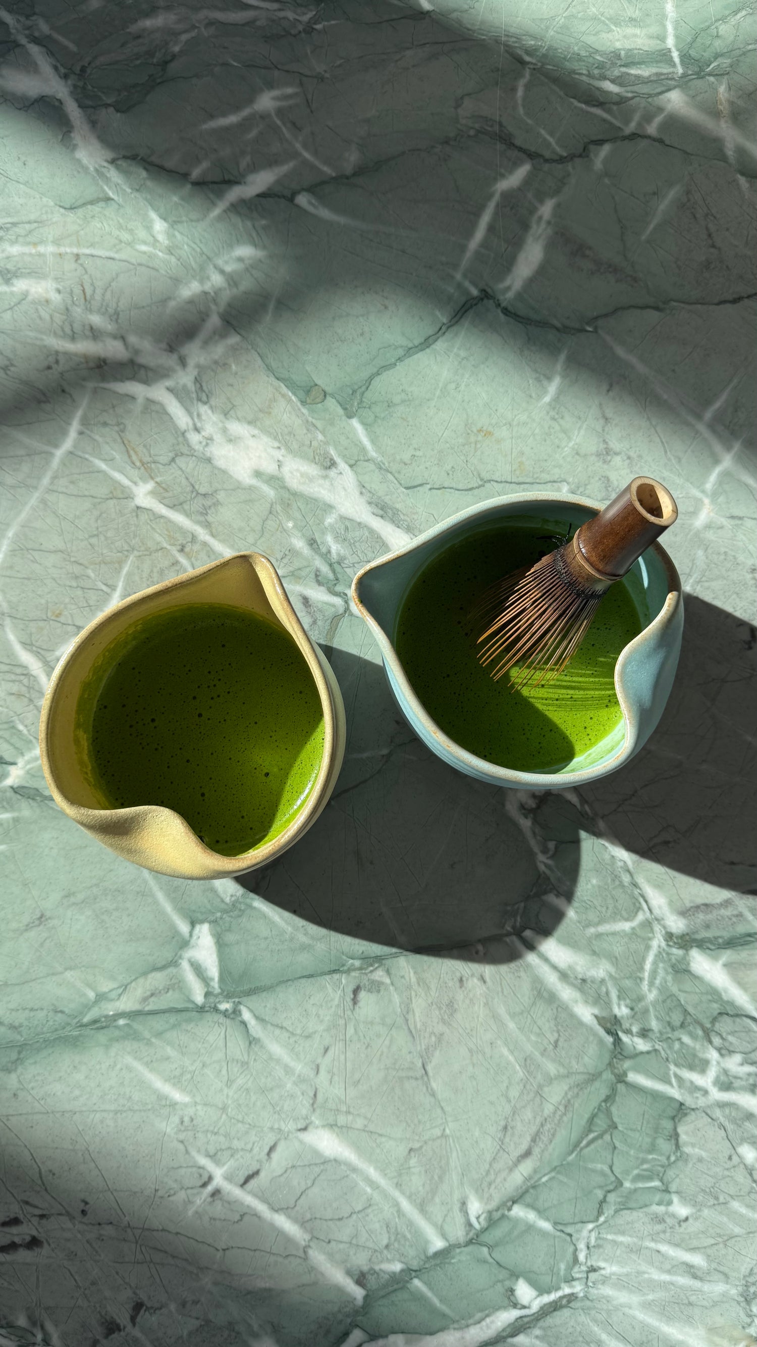 Herzförmige Matcha Mixing Bowls aus Keramik in Babyblau und Zartgelb – Spring Bowl Limited Edition aus Portugal