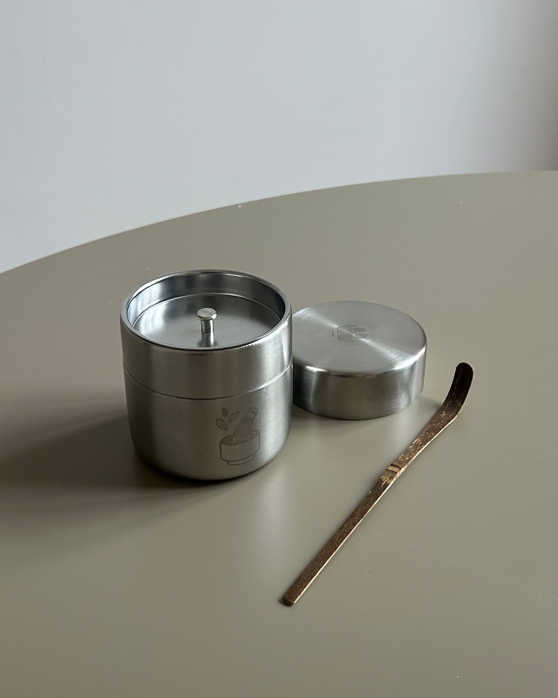 Moderne Matcha-Teedose (Natsume) aus Edelstahl mit schlichtem, zeitlosem Design