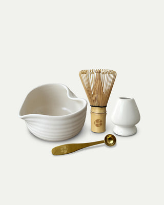 Komplettes Matcha Set mit Herzschale in Weiß, Bambusbesen, Besenhalter und goldenem Matcha Löffel