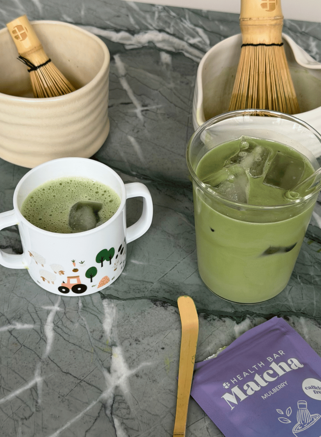 Iced Mulberry Matcha mit Eis und pflanzlicher Milch