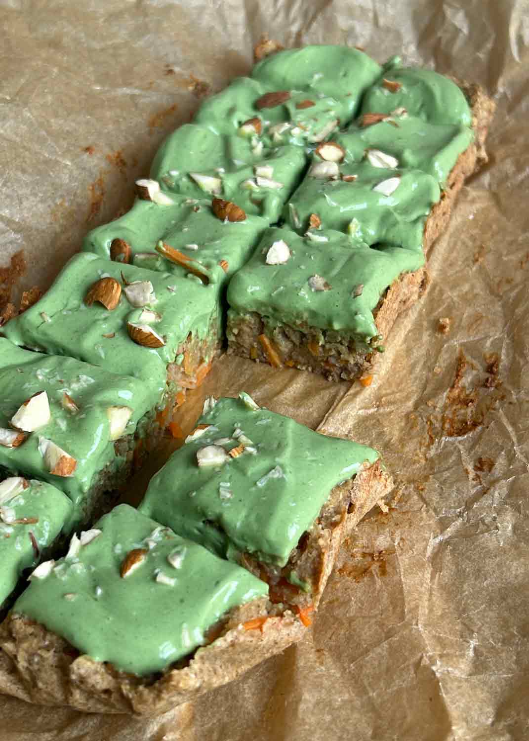 Morotskaka med Matcha-frosting – HEALTH BAR GmbH