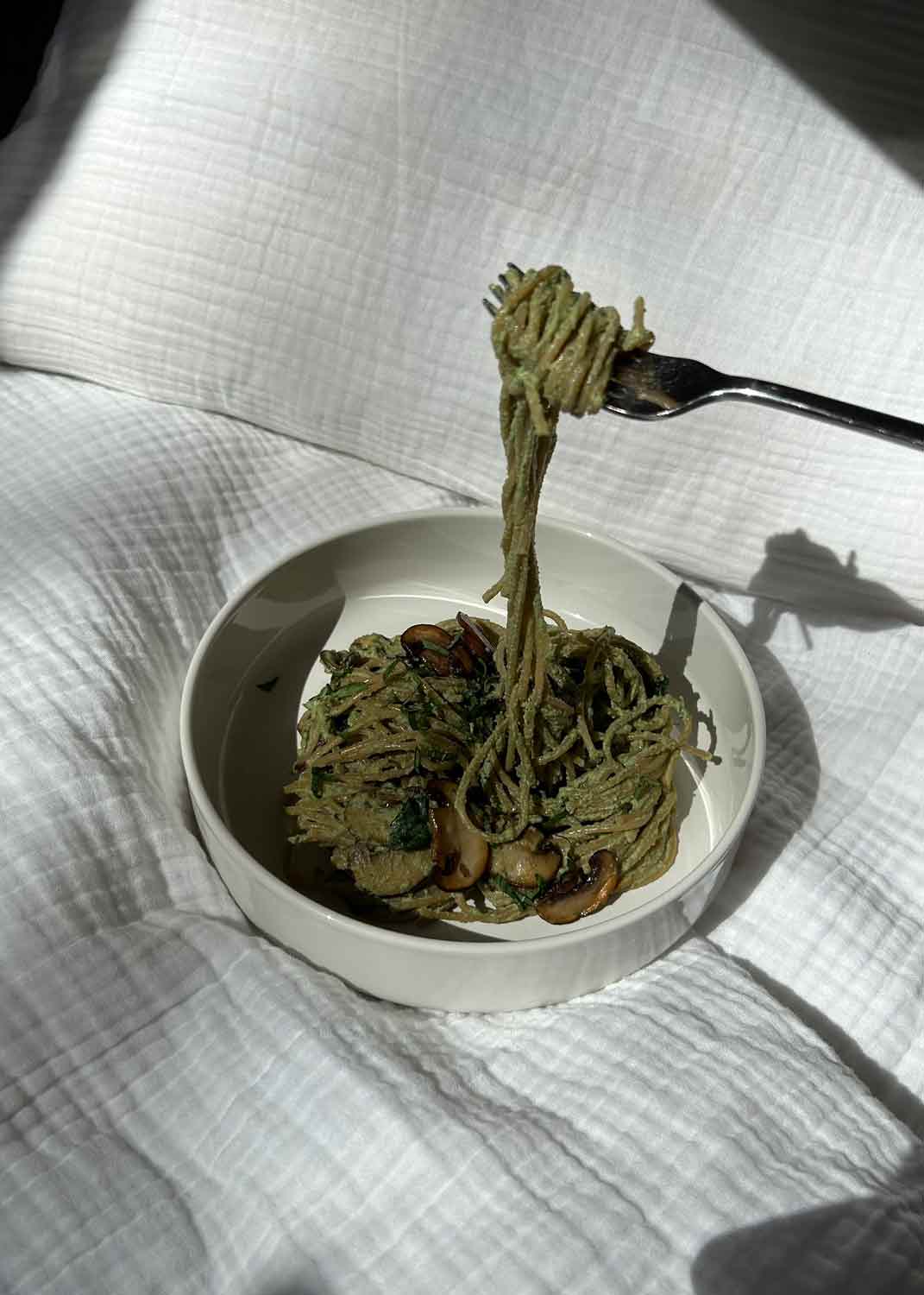 Cremige Cashew-Matcha Pasta mit Pilzen