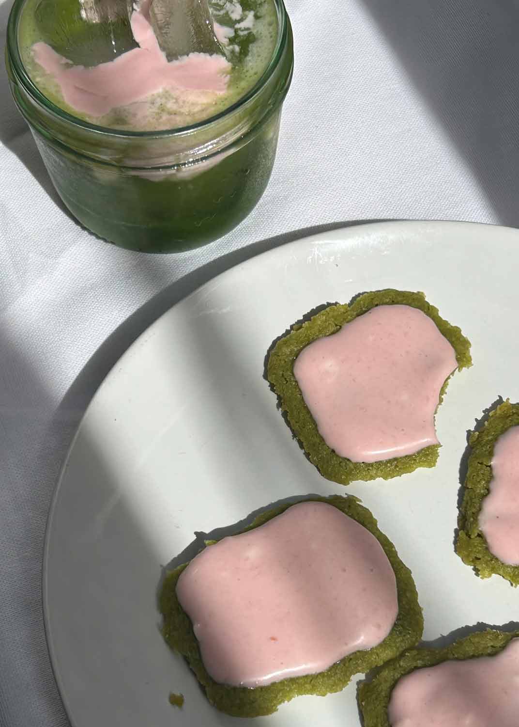 Matchakekse mit Erdbeer-Frischkäse-Glasur