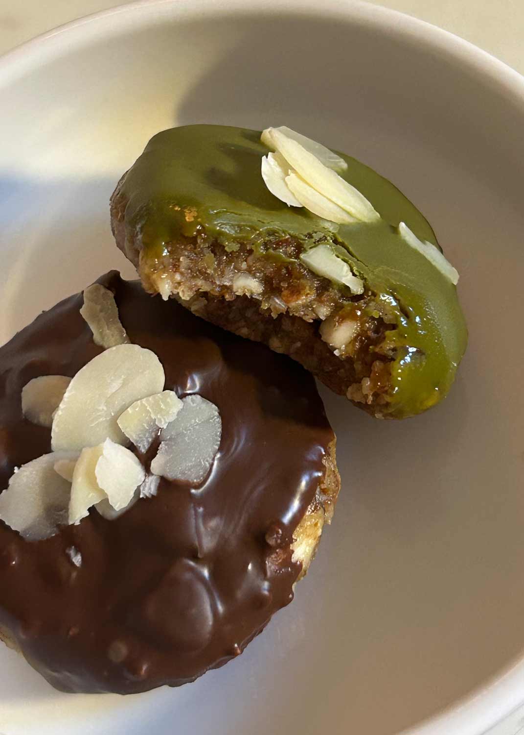 Raw Lebkuchen mit Matcha-Schokolade
