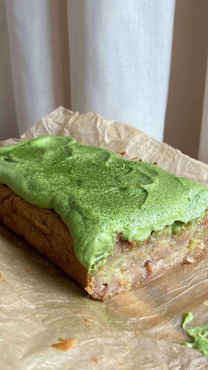 Apfel-Gewürz-Kuchen mit Matcha-Frosting