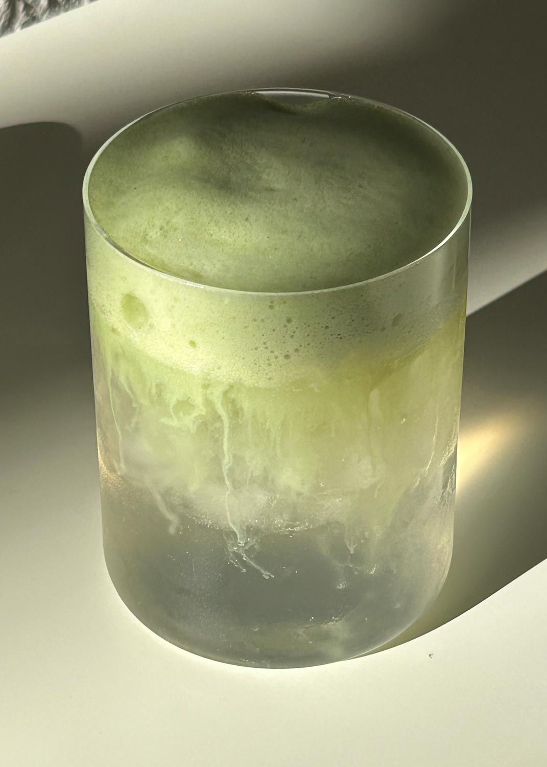 Coconut Matcha Cloud im Glas mit schaumiger grüner Matcha Schicht und klares Kokoswasser darunter