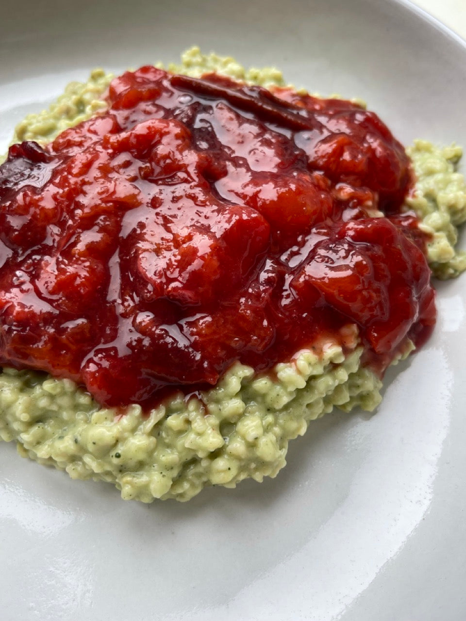 Matcha Porridge mit Pflaumen