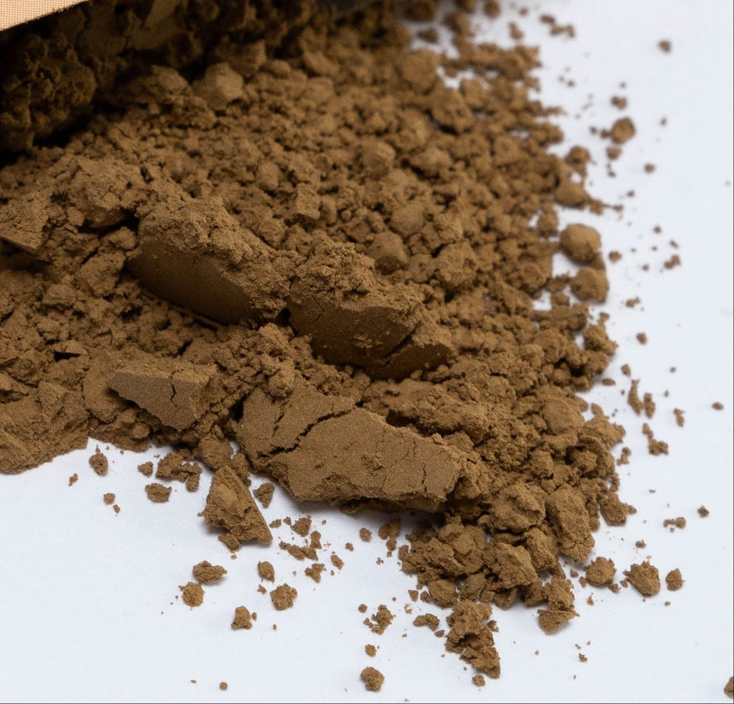 Bio Hojicha Pulver von Health Bar in warmbrauner Farbe, fein gemahlen, auf hellem Hintergrund