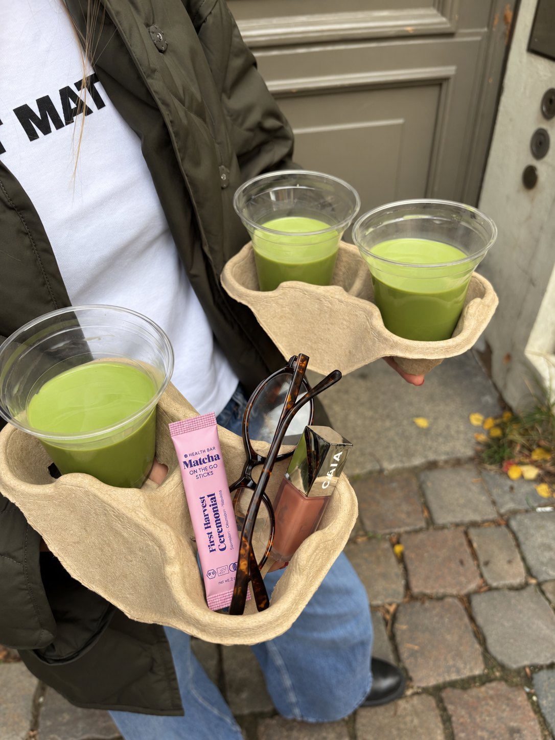 Matcha to go unterwegs: Iced Matcha zum Mitnehmen mit Ceremonial Stick