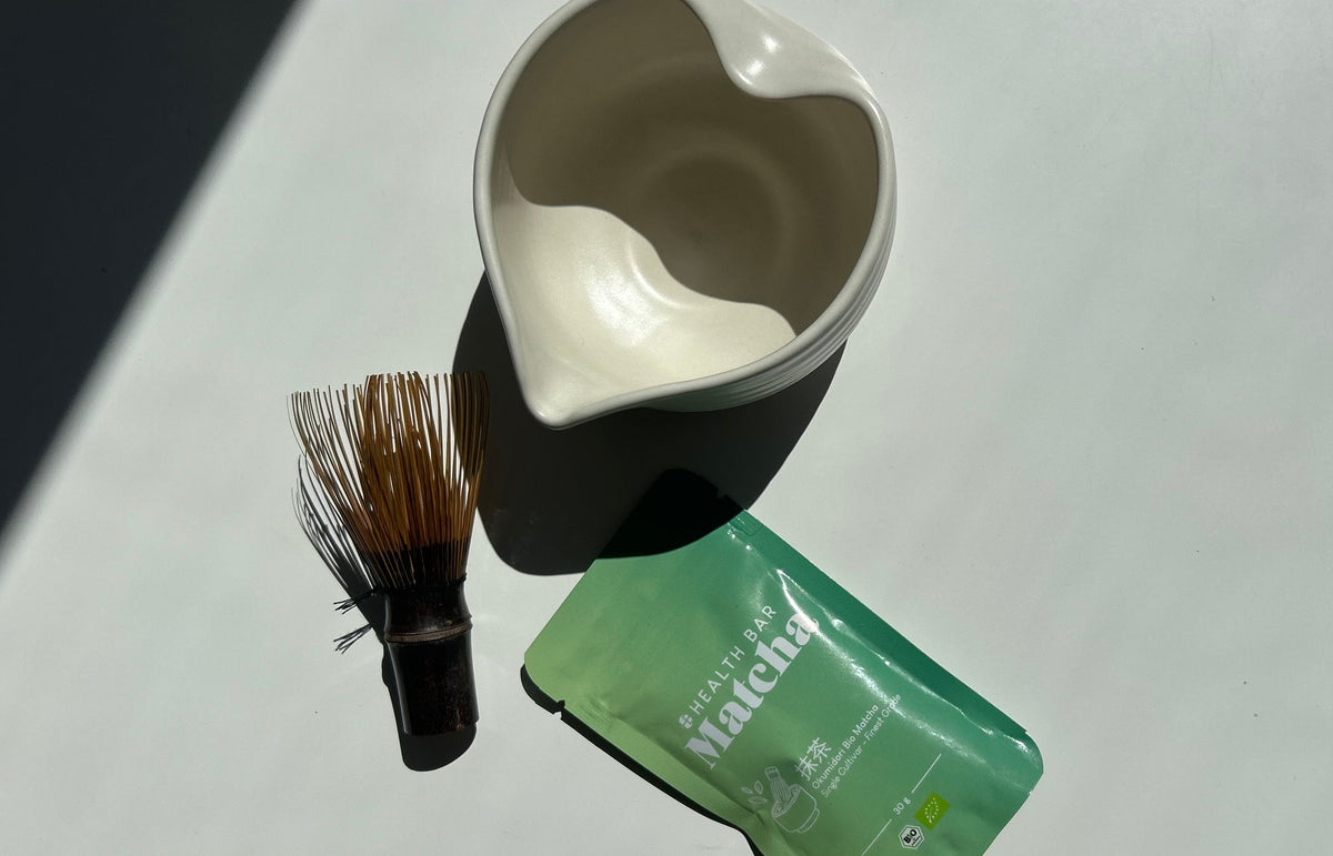 Matcha Zubehör von Health Bar: Chasen, Mixing Bowl und Bio Matcha im Nachfüllbeutel