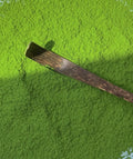 Hochwertiges Bio Okumidori Matcha-Pulver mit ultrafeiner, jadegrüner Mahlung und weicher, pudriger Textur