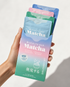 Hand hält das Health Bar Bio Matcha Discovery Set mit vier 10-g-Beuteln