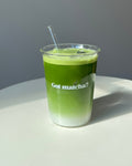 Iced Matcha Latte im Glas von Health Bar grüner Matcha mit Milch und Eis und Got Matcha? Schrift