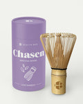 Health Bar Chasen Matcha Besen aus hellem Bambus mit graviertem Logo, traditioneller Matcha Whisk für die Zubereitung von japanischem Matcha Tee, inklusive lila Aufbewahrungsdose .