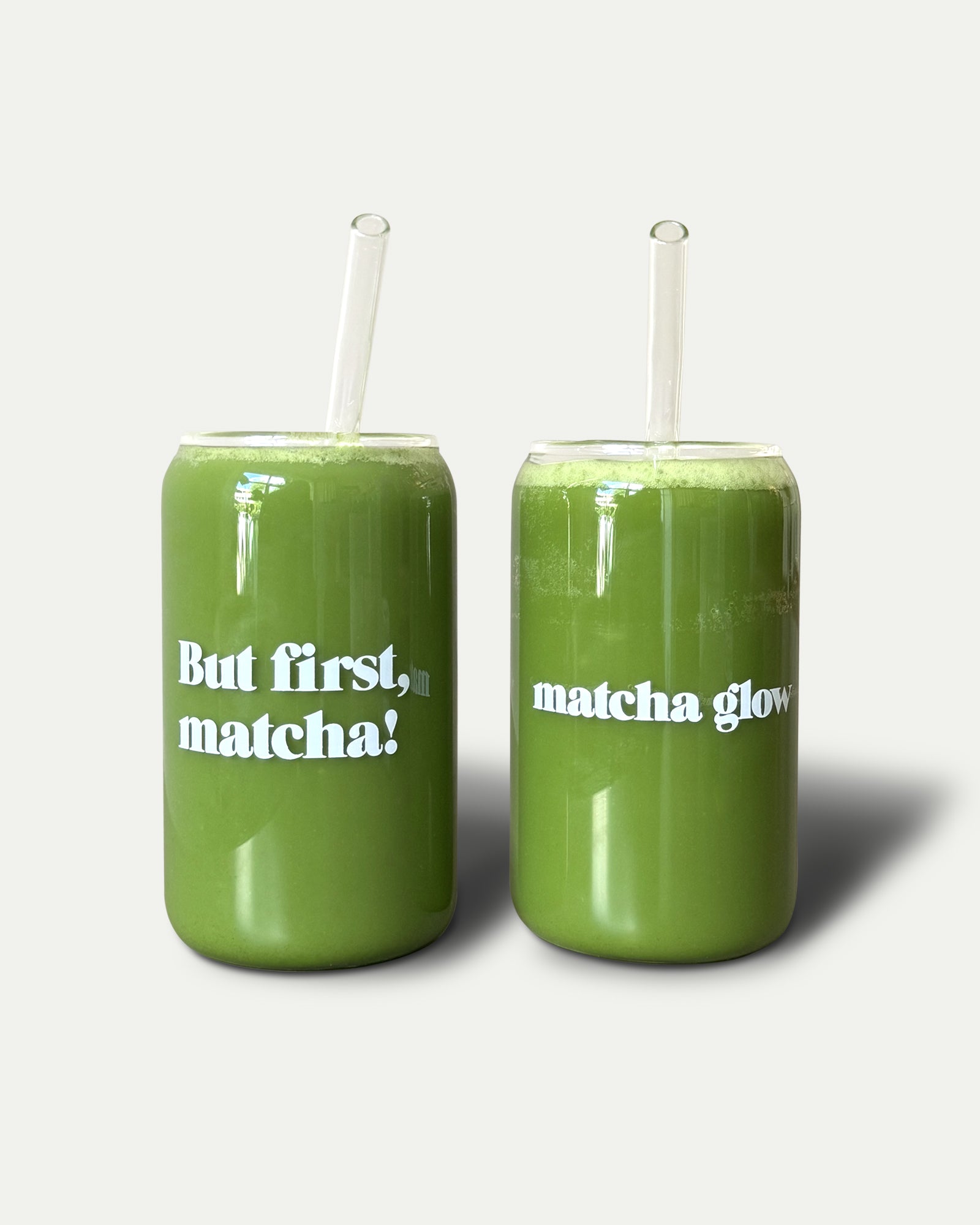 Matcha -briller indstillet med glasstrå