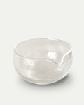 Transparente Glas Mixing Bowl mit Ausguss für Matcha Zubereitung, handgefertigte Glasschale in runder Form, minimalistisches Produktfoto auf hellem Hintergrund für Matcha Zubehör und Tee Ritual