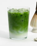 Eiskalter Matcha Latte mit cremiger Milch und intensiv grünem Bio Matcha von Health Bar im transparenten Glas