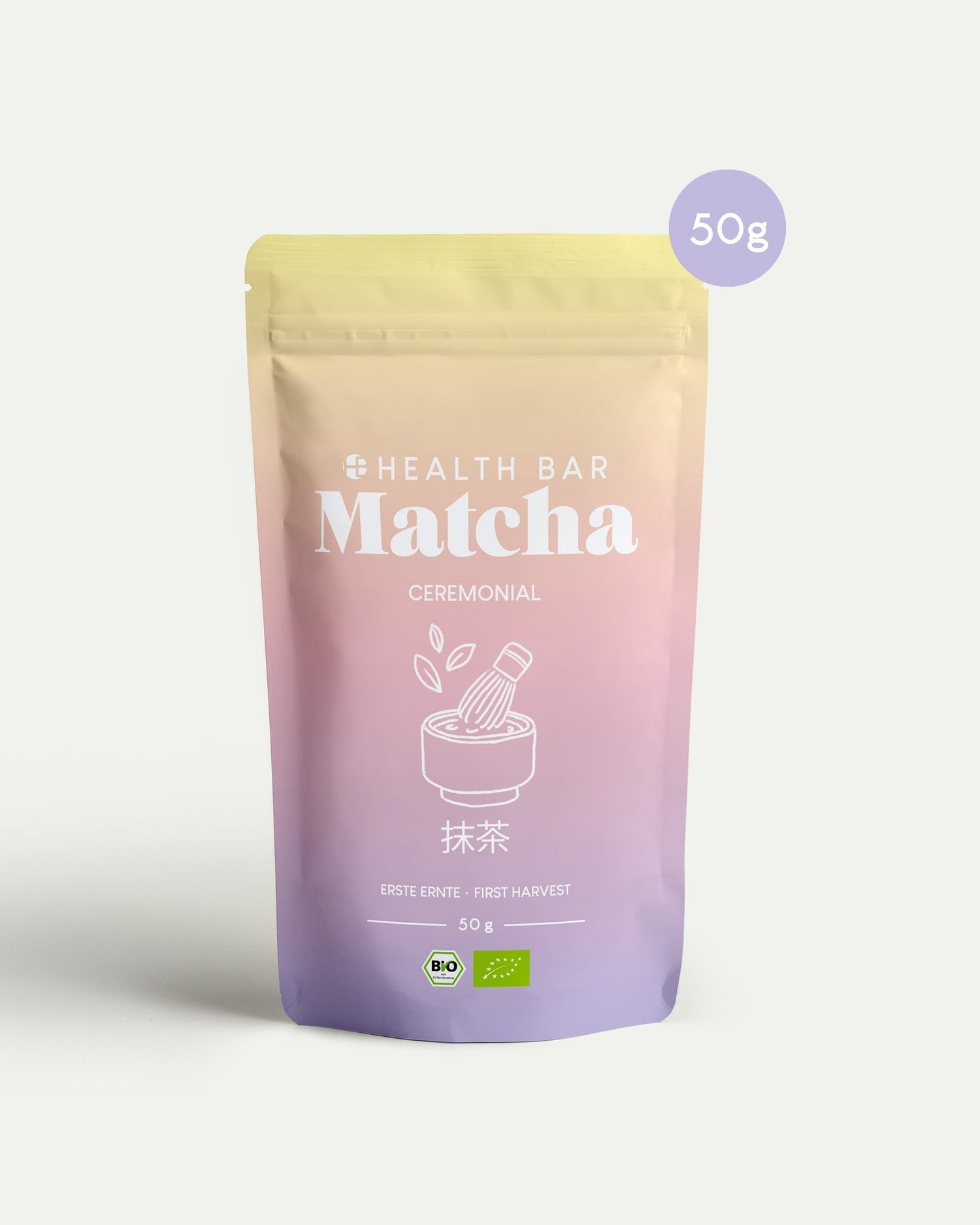 Bio Matcha Pulver 50 g Ceremonial von Health Bar im wiederverschliessbaren, luftdichten Beutel mit pastellfarbenem Verlauf in Rosa, Gelb und Lila sowie 50g Hinweis, freigestellt vor hellem Hintergrund