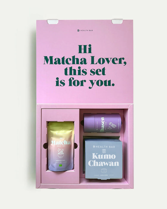 Health Bar Matcha Geschenkset in rosa Box mit Aufschrift Hi Matcha Lover this set is for you, inklusive Bio Matcha Pulver, Chasen Matcha Besen und Kumo Chawan Schale in Vanilla, hochwertiges Matcha Starter Set für traditionelle Zubereitung