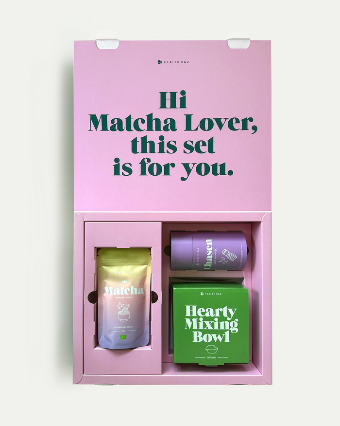 Geschenkset von Health Bar in rosa Box mit Aufschrift Hi Matcha Lover, this set is for you, bestehend aus Bio Matcha, Chasen und Hearty Mixing Bowl in separater Verpackung