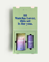 Geöffnetes Health Bar Matcha Set in hellgrüner Geschenkbox mit Aufdruck „Hi Matcha Lover, this set is for you.“ sowie Bio Matcha Beutel und Chasen Matcha Whisk in passender Einlage