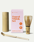 Travel Whisk Set von Health Bar mit Bambus Matchabesen, Bambus Löffel, zylindrischer Transportdose und pastellfarbener Verpackung für Matcha Zubereitung unterwegs