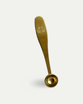 Goldfarbener Messlöffel für Matcha Pulver mit graviertem Health Bar Logo