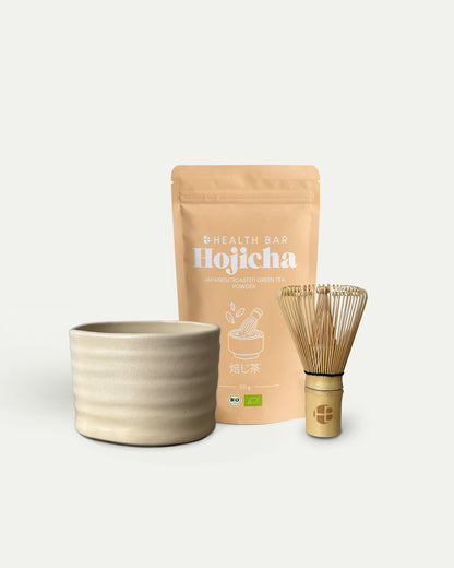 Bio Hojicha Abendritual Set von Health Bar mit geröstetem Grüntee Pulver, Keramik Chawan und Bambus Chasen für die Zubereitung am Abend