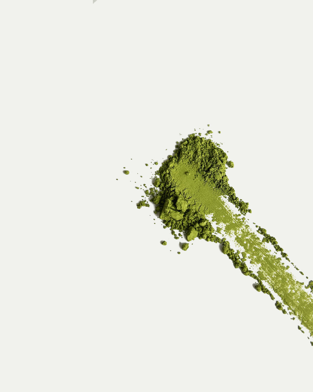 Freigestelltes Bio Matcha Pulver in leuchtendem Grün mit feiner Textur auf hellem Hintergrund