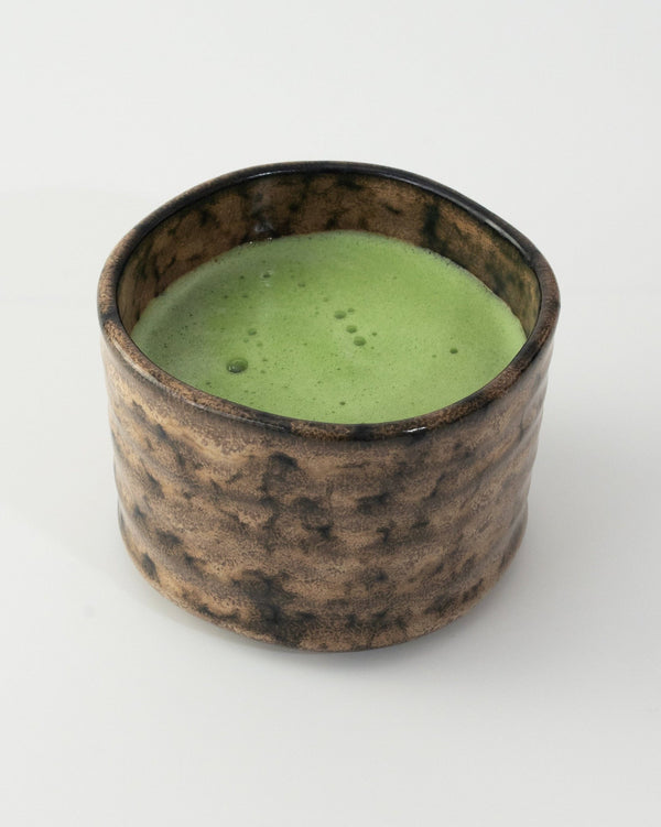 Braune Keramik Chawan Matcha Schale mit frisch zubereitetem Bio Matcha für authentische Matcha Zubereitung