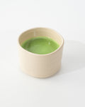 Keramik Chawan Matcha Schale in Vanille Farbe mit frisch zubereitetem Bio Matcha für die traditionelle Matcha Zubereitung