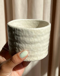 Cremefarbene Kumo Chawan Matcha Schale mit strukturierter Oberfläche im natürlichen Licht