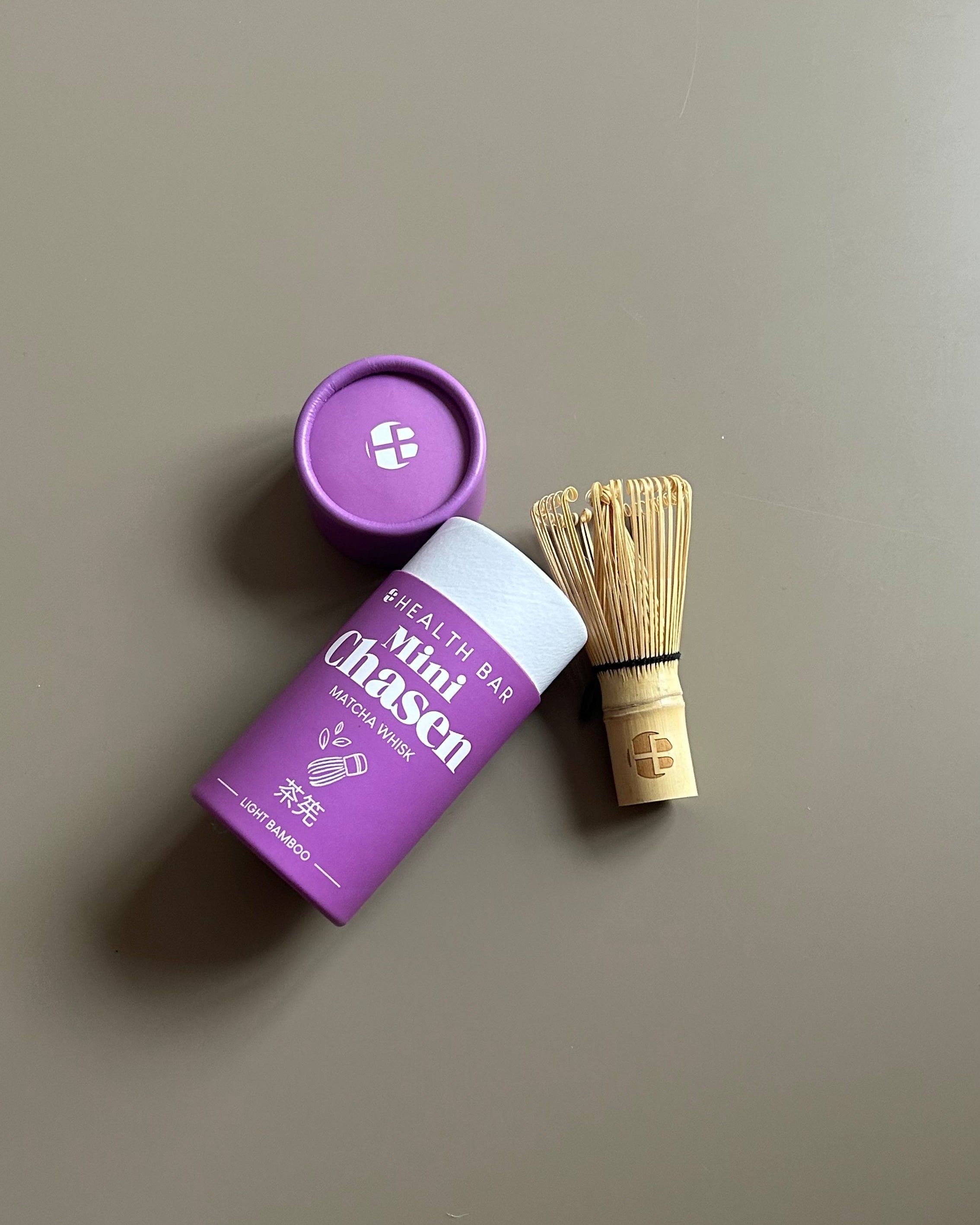 Kleiner Matcha-Besen (Chasen) aus hellem Bambus mit feinen, handgeschnittenen Streben