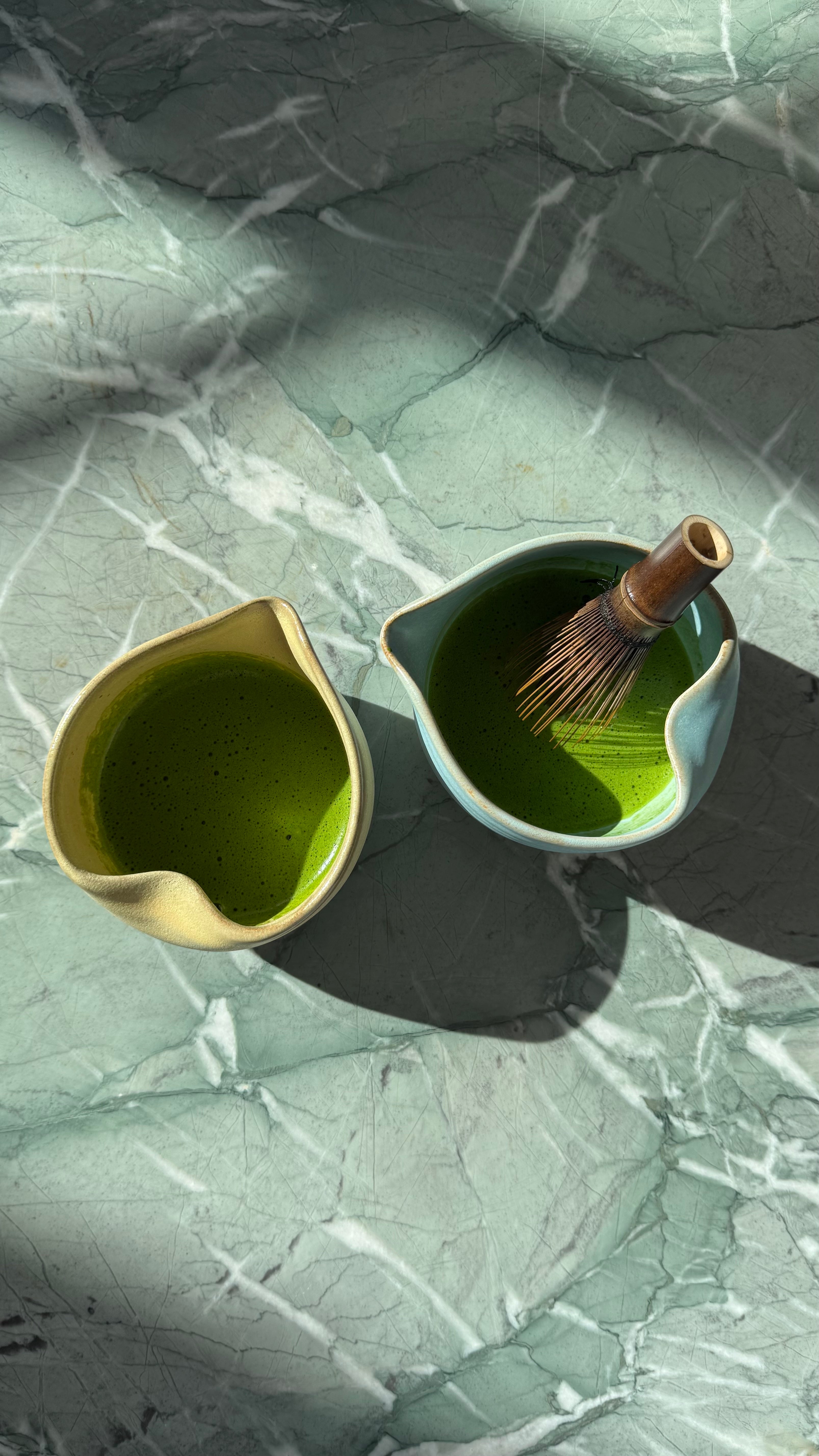 Herzförmige Matcha Mixing Bowls aus Keramik in Babyblau und Zartgelb – Spring Bowl Limited Edition aus Portugal