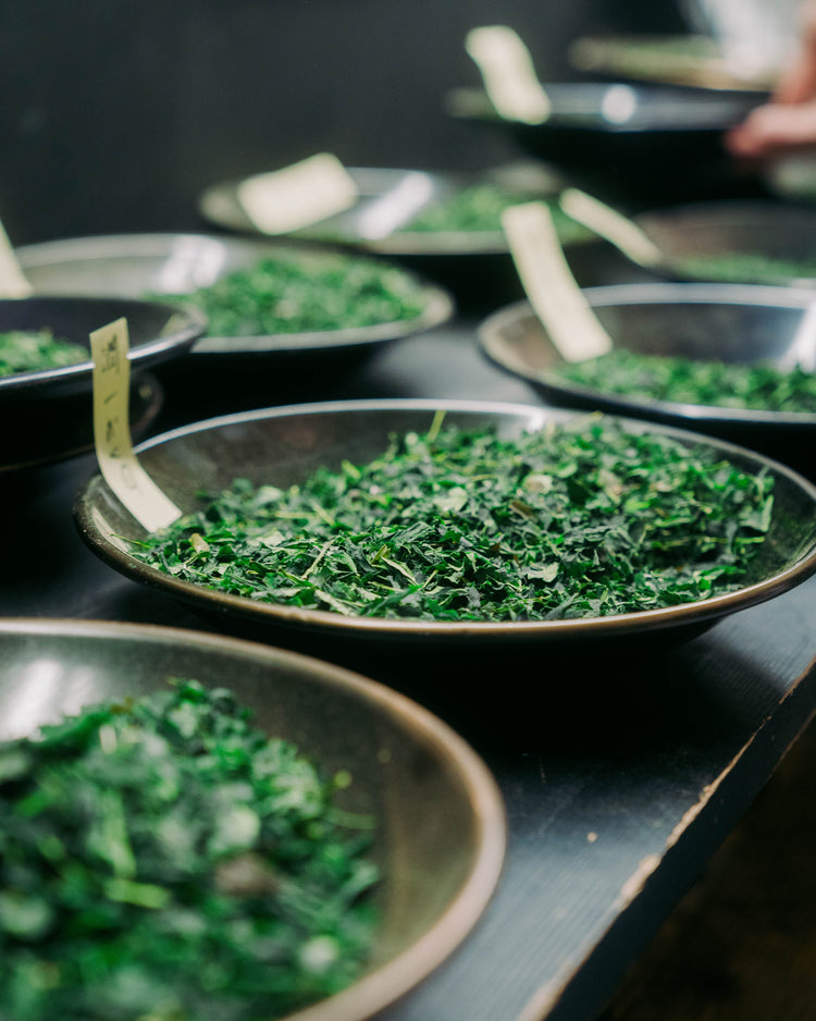 Steinmühlen in der Matcha-Fabrik Uji – traditionelle Verarbeitung von Tencha zu Matcha