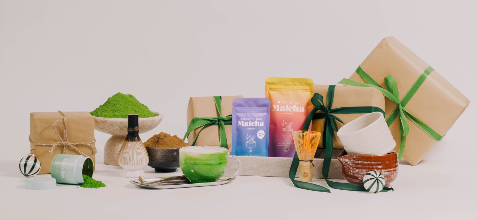 Health Bar Weihnachten: Matcha, Hojicha, Chasen und Schalen zwischen Geschenken mit grüner Satinschleife