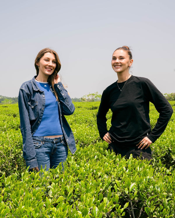 Nancy und Steffi im Teefeld in Uji, Japan