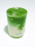 Iced Matcha Latte im Glas mit intensivem Grün