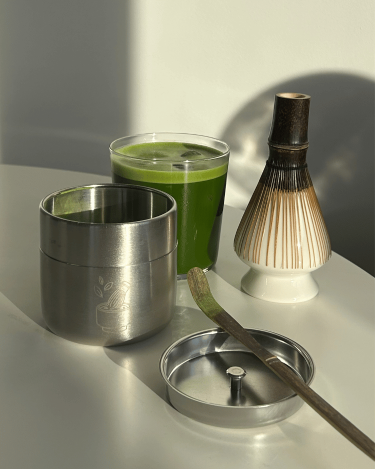 Natsume Matcha Dose aus Edelstahl mit Chasen und Chashaku – Health Bar Zubehör für die tägliche Matcha Aufbewahrung