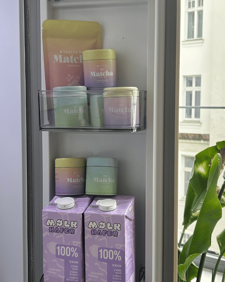 Matcha Produkte von Health Bar im Kühlschrank gelagert – optimale Aufbewahrung für frischen Bio Matcha