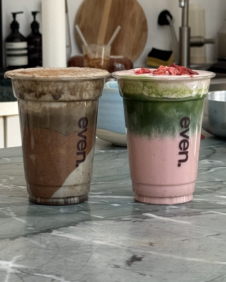 Strawberry Cloud Matcha und Hojicha Banana Bread Latte von EVEN × Health Bar
