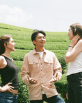 Nancy und Stefanie im Gespräch mit dem Farmer auf der Teefarm in Uji, Japan – grüne Teefelder im Hintergrund