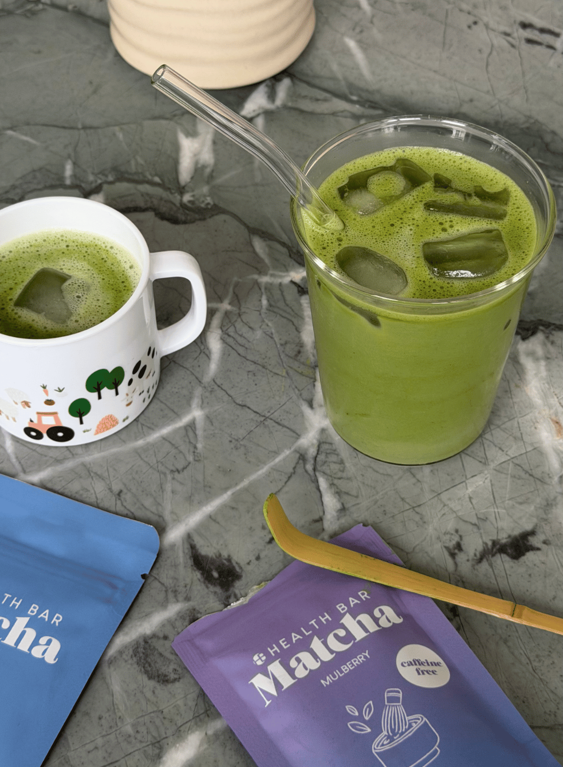Mulberry Matcha in einem Matcha Glas und Kinderbecer