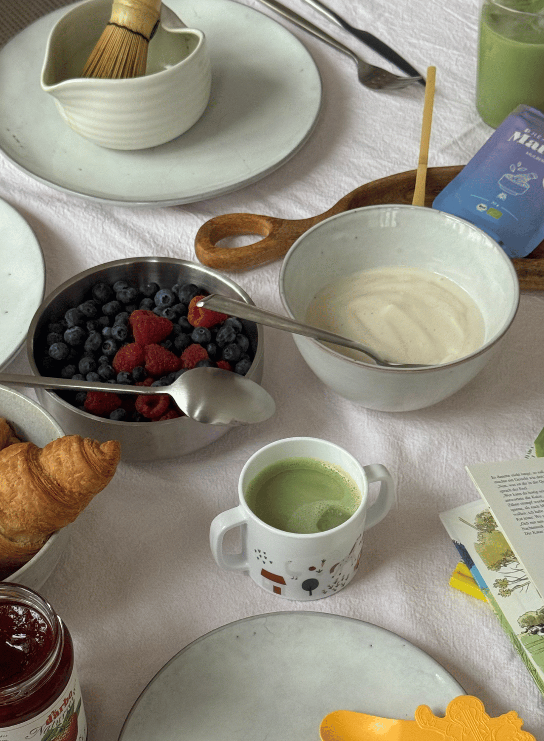 Koffeinfreier Mulberry Matcha Latte mit pflanzlicher Milch auf Frühstückstisch